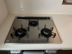 3種類の料理が同時に調理できる、3口ガスコンロ。忙しい夕食の支度時間が短縮できて嬉しいですね。