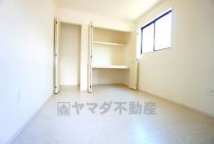 収納力豊富なウォークインクローゼット付き。洋服や小物などを1箇所にまとめて美しい収納を実現します。