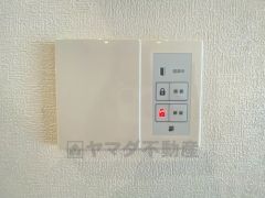 家の中から玄関錠の開錠施錠が出来ます。