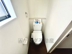 温水洗浄機付トイレです。節水機能もあるので、安心して使えますね。もちろん、1階2階の2ヶ所にトイレがあるので、忙しい朝にもゆとりができますね。