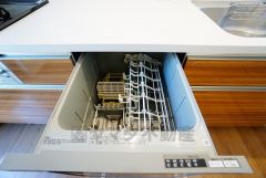 家事の時間が短縮できる食器洗浄乾燥機付。後片付けもラクラクです。 食器を洗う手間が減るので家族とのコミュニケーションの時間や自分の時間が増えますね。