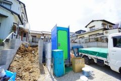須恵第三小中学校まで徒歩9分。須恵中学校まで徒歩14分とお子様の通学が安心な距離です＾＾ 2面方向、道路に面しており日当り風通し良好です＾＾