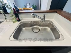広々としたステンレスシンクには、洗剤やスポンジを収納出来るラック付き。広さも確保しているので、大きなお鍋も洗いやすいです。