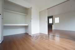 同仕様写真。木目調のシンプルデザインで落ち着きと安らぎの空間に仕上げています。各部屋に収納が完備されているので、お荷物が多くなっても安心の設計です。