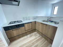 対面式カウンターキッチンでお子様の様子が見守れます。カウンタートップは耐熱性に優れており、日ごろのお掃除もふき取るだけでＯＫ。ステンレスシンクも簡単にお掃除できますよ。