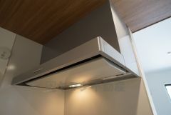 お手入れが簡単なスリム型レンジフードです。調理により発生する油煙や臭いを吸い込み、屋外へ排気してくれます。