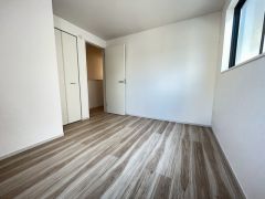 木目調のシンプルデザインで落ち着きと安らぎの空間に仕上げています。各部屋に収納が完備されているので、お荷物が多くなっても安心の設計です。