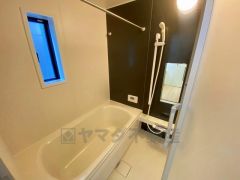 1日の疲れを癒すくつろぎのバスルーム。足を伸ばしてもゆったりと入れるサイズです。お子様と一緒にお風呂に入っても狭くないですね^^