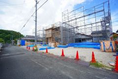 前面道路含む現地外観写真。