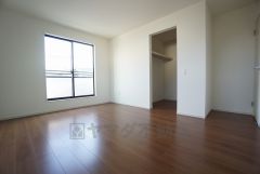 同仕様写真。住む人のこだわりを活かす洋室＾＾日当たりがよく、寝室としての利用もおすすめ。広めのクローゼットもあり荷物もすっきり片付けれ、ゆとりのある暮らしが出来ます＾＾