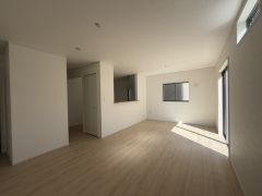家族が集まる開放的なリビング。思い思いの時間を過ごしたり、家族みんなで食事をしたり、素敵な団らんの場になりますね。
