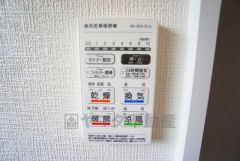 雨の日の洗濯も安心できる浴室暖房乾燥機付き浴室。リモコンで操作もボタン1つで簡単。 浴室暖房乾燥機には、暖房、乾燥、涼風、換気の4つの機能が付いています。タイマー付きです。