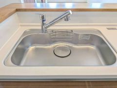 浄水器内蔵型シャワー水栓つき。