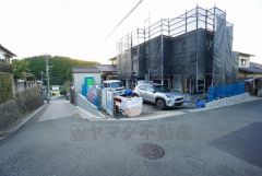 前面道路は東側約4.7ｍ、南側約4.7ｍ。 角地で陽当たり・風通し良好＾＾ 西鉄バス「庄」徒歩13分。通勤や通学に便利＾＾