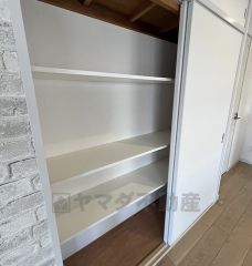 棚付きでキッチン用品や食器、保存食など収納できる便利なキッチン横の物入。