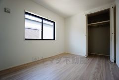 同仕様写真。全居室にはたっぷり収納できるクローゼットを設置しています。窓には断熱性・保温性にすぐれ、省エネ効果のあるペアガラスを採用。冬には結露を防止します。