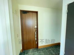 採光も考えられた明るい玄関です。自動で閉まるタッチキーとTVインターホンが装備されているので、セキュリティーも安心。