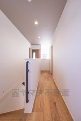 2階廊下。リビング上部の吹抜けから明るい光が差し込みます＾＾