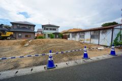 カースペースは停めやすい並列駐車3台付き。