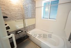 1日の疲れを癒すくつろぎのバスルーム。足を伸ばしてもゆったりと入れるサイズです。お子様と一緒にお風呂に入っても狭くないですね^^