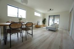 大きな窓のあるリビングは、陽光あふれる明るい空間です。居心地良く、ご家族皆がゆったり寛げる憩いの空間となりそうです。