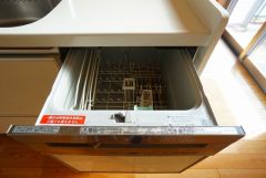 家事の時間が短縮できる食器洗浄乾燥機付。後片付けもラクラクです。 食器を洗う手間が減るので家族とのコミュニケーションの時間や自分の時間が増えますね。