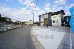 前面道路は公道西側4.57ｍ、南側7.93ｍ。 西側の道路は車通りが少なく小さなお子様がいるご家庭でも安心して過ごせます＾＾