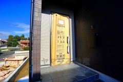 奥まって設置されているので、雨に濡れる心配もありません。