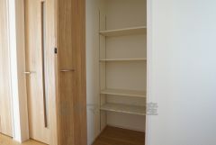 同仕様写真。キッチン横パントリー収納。食器やキッチン用品、食料品の保存に便利です＾＾高さのある物もスッキリ収納できます＾＾