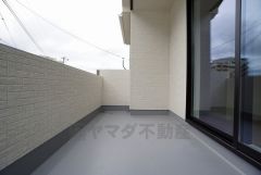 同仕様写真。インナーバルコニーは多少の雨でも洗濯物を守ってくれ、家事を助けてくれること間違いなし。眩しすぎる日差しも和らげます。