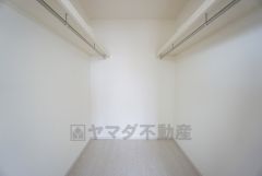 収納力豊富なウォークインクローゼット付き。洋服や小物などを1箇所にまとめて美しい収納を実現します。