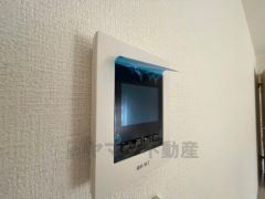 防犯性、セキュリティ対策に安心できるテレビモニター付きインターフォンです。セールスマン対策にもなり安心できます。