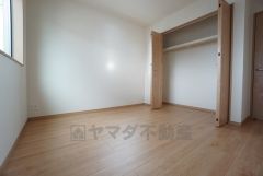 同仕様写真。木目調のシンプルデザインで落ち着きと安らぎの空間に仕上げています。各部屋に収納が完備されているので、お荷物が増えても安心の設計です。