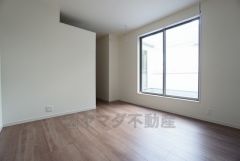 同仕様写真。住む人のこだわりを活かす洋室＾＾日当たりがよく、寝室としての利用もおすすめ。広めのクローゼットもあり荷物もすっきり片付けれ、ゆとりのある暮らしが出来ます＾＾