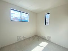 木目調のシンプルデザインで落ち着きと安らぎの空間に仕上げています。各部屋に収納が完備されているので、お荷物が多くなっても安心の設計です。