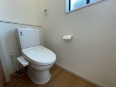 1階2階の2ヶ所にトイレがありますので、忙しい朝にもゆとりが生まれますね＾＾小窓付きで換気する時に便利です＾＾