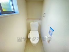 ウォシュレット付トイレです。節水機能もあるので、安心して使えますね。もちろん、1階2階の2ヶ所にトイレがあるので、忙しい朝にもゆとりができますね。