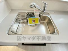 広々とした凸型シンクに洗剤ポケットを標準装備。大きなお鍋など洗いやすいです。洗剤や石鹸、スポンジもすっきりできる収納付き。