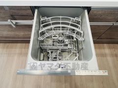 家事の時間が短縮できる食器洗浄乾燥機付。後片付けもラクラクです。 食器を洗う手間が減るので家族とのコミュニケーションの時間や自分の時間が増えますね。