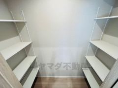 キッチン横可動棚式パントリー。食器やキッチン用品、食料品の保存に便利です＾＾可動棚式なので高さのある物もスッキリ収納できます＾＾