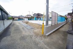 前面道路は西側約7.53ｍ、南側約2.37ｍ。 西側は幅広いため、車の離合や、駐車もスムーズです＾＾