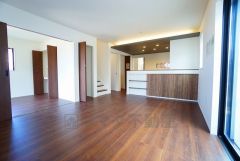 家族が集まる開放的なリビング。約16帖の大空間で毎日のお食事が楽しみです＾＾思い思いの時間を過ごしたり、家族みんなで食事をしたり、素敵な団らんの場になりますね。