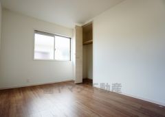 同仕様写真。住む人のこだわりを活かす洋室＾＾日当たりがよく、寝室としての利用もおすすめ。広めのクローゼットもあり荷物もすっきり片付けれ、ゆとりのある暮らしが出来ます＾＾