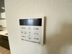給湯器リモコンはキッチン横からボタンひとつで操作が楽々。通話ボタン付きでお子様とも会話ができて安心です。