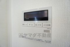 キッチン横からお湯張り、追い炊き、足し湯がボタン一つで楽々操作できる給湯機リモコンです＾＾忙しい夕飯の準備の時間帯に重宝しますね。