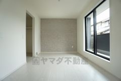同仕様写真。ご夫婦お二人のプライベートシーンを演出する寝室は、大容量のウォークインクローゼット付き。