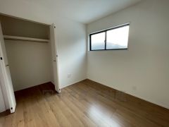 明るい洋室です。ナチュラル色のフローリングで開放的な優しい雰囲気になっています＾＾ベッドや机、ＴＶを置いてもゆとりのある広さです。