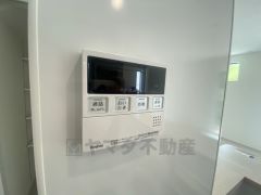 キッチン横からお湯張り、追い炊き、足し湯がボタン一つで楽々操作できる給湯機リモコンです＾＾忙しい夕飯の準備の時間帯に重宝しますね。