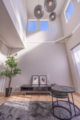 吹抜けが開放的なLDK。東南に窓を設置しているので非常に明るいですよ＾＾