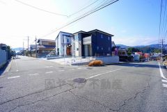 前面道路は公道東側約6.6ｍ、北西側約11.2ｍ。